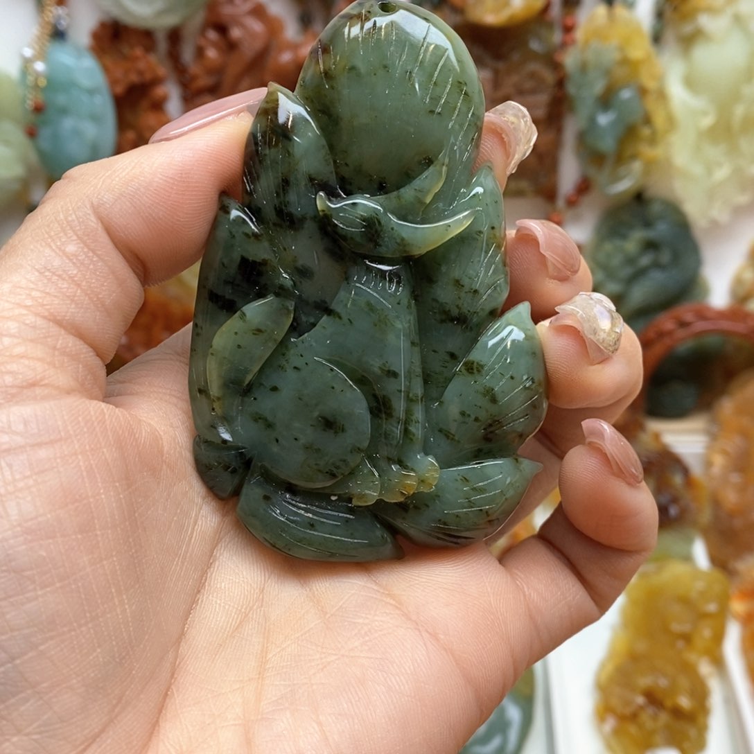 蛇纹石玉颈饰未镶嵌