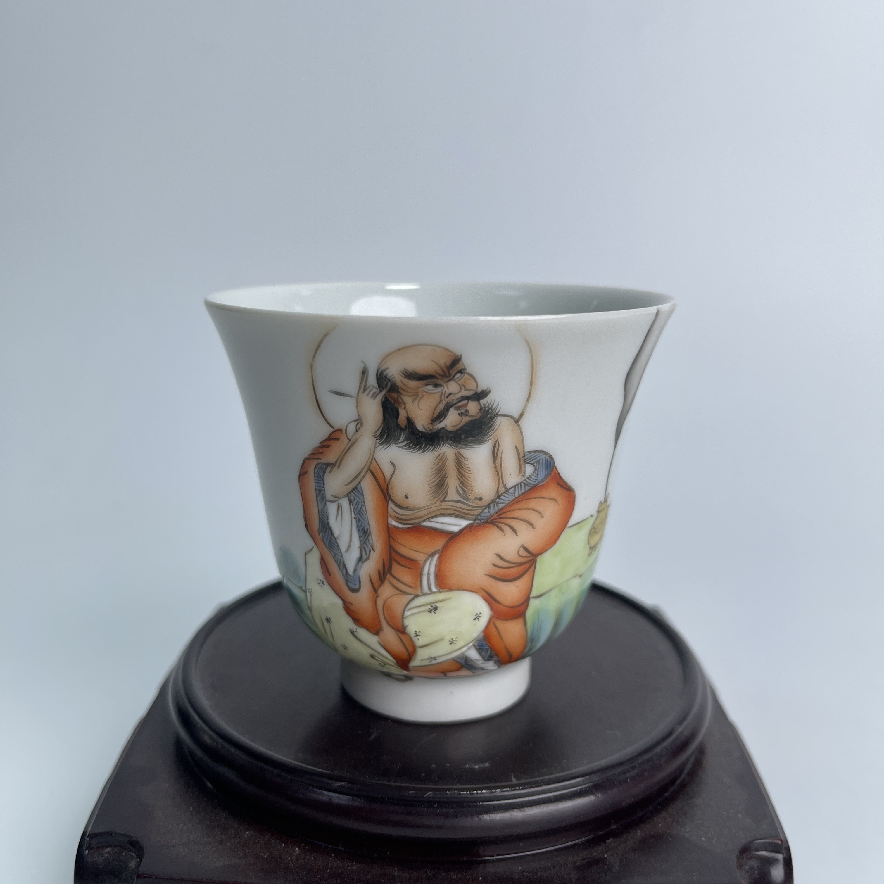 清晚期 粉彩罗汉图铃铛杯H8173