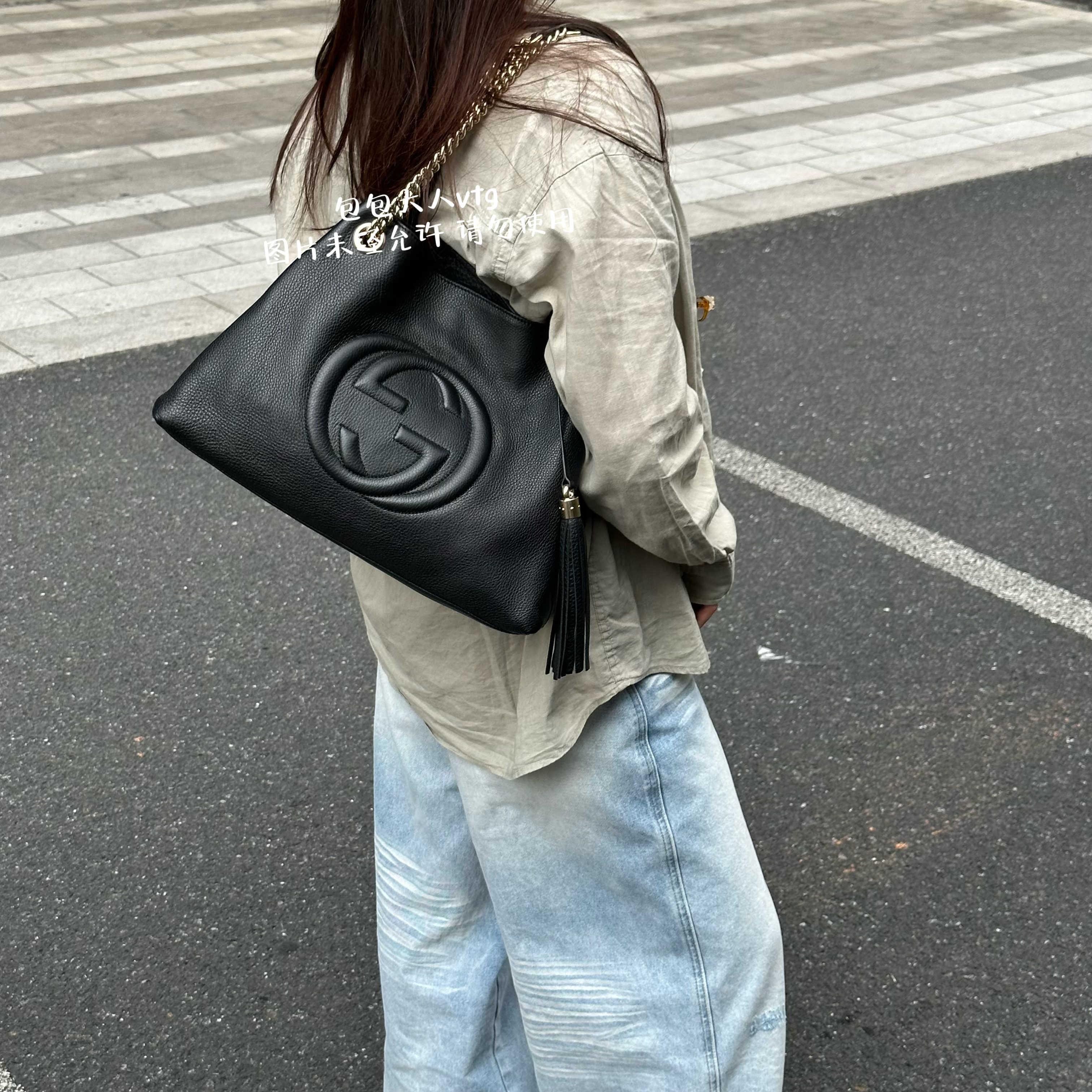 95新 GUCCI/古驰 黑金浮雕logo soho单肩包