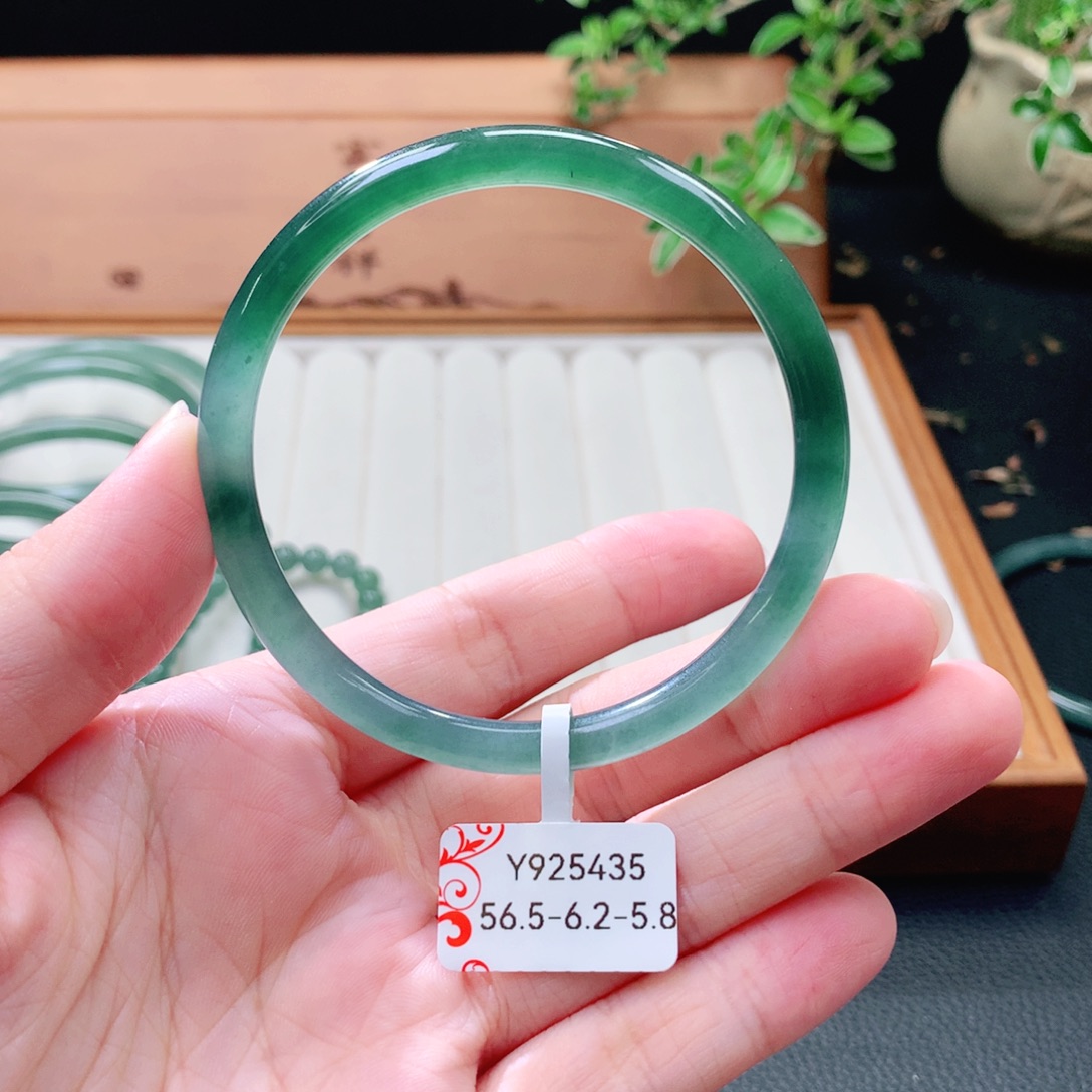 翡翠未镶嵌手镯（圆镯）