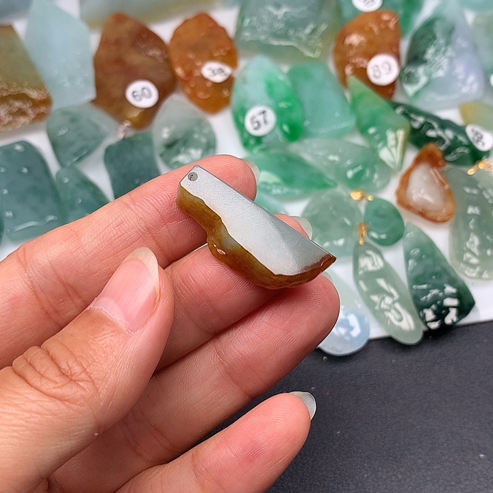 翡翠未镶嵌颈饰随型