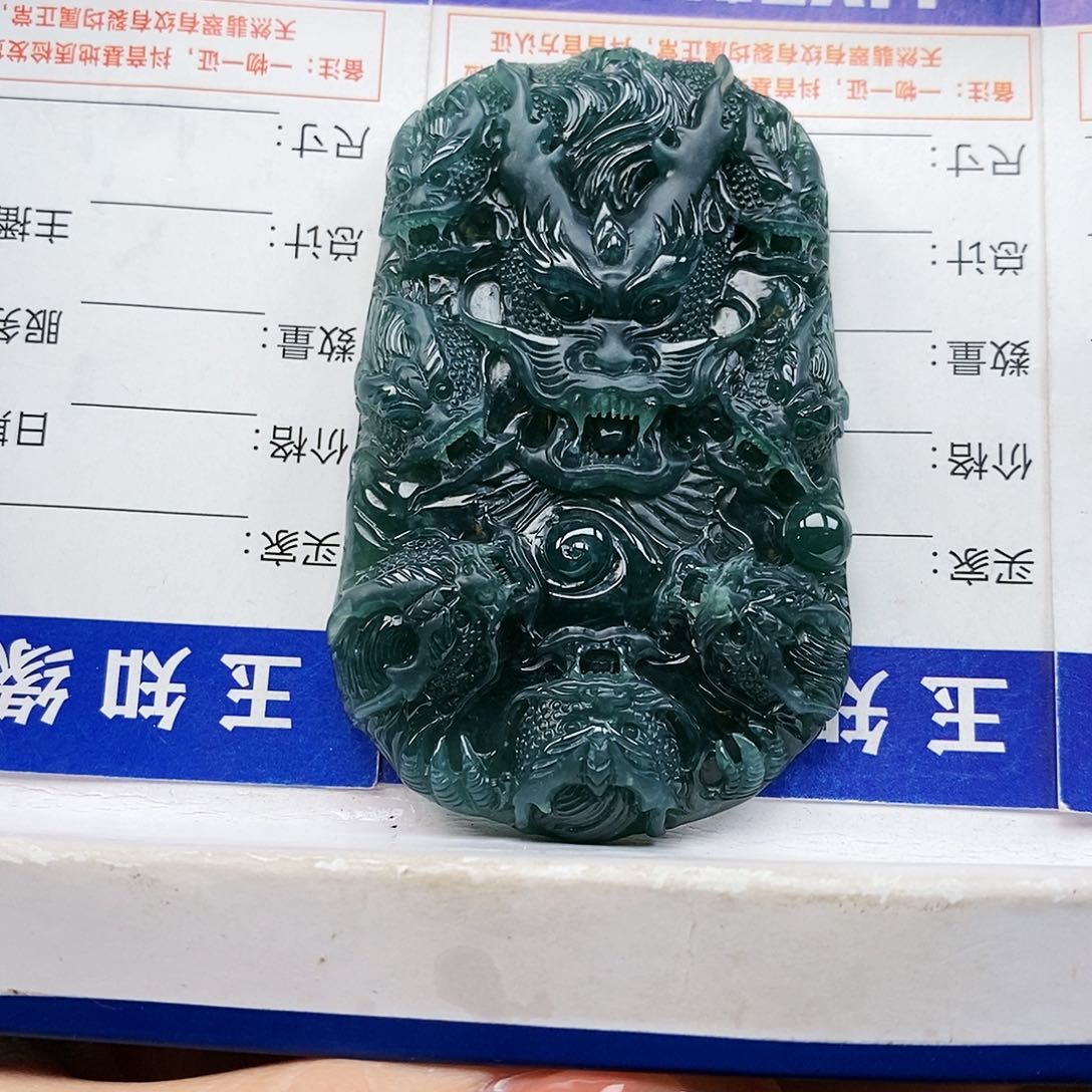 翡翠颈饰未镶嵌昵****示九龙护主