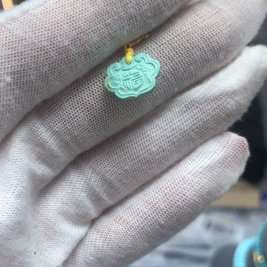 绿松石未镶嵌挂件