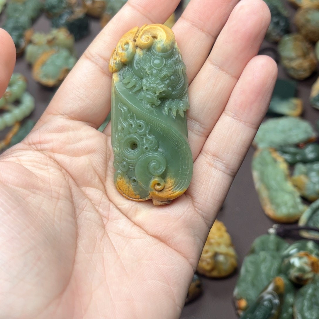 岫岩河磨玉（透闪石质玉）未镶嵌吊坠看***透