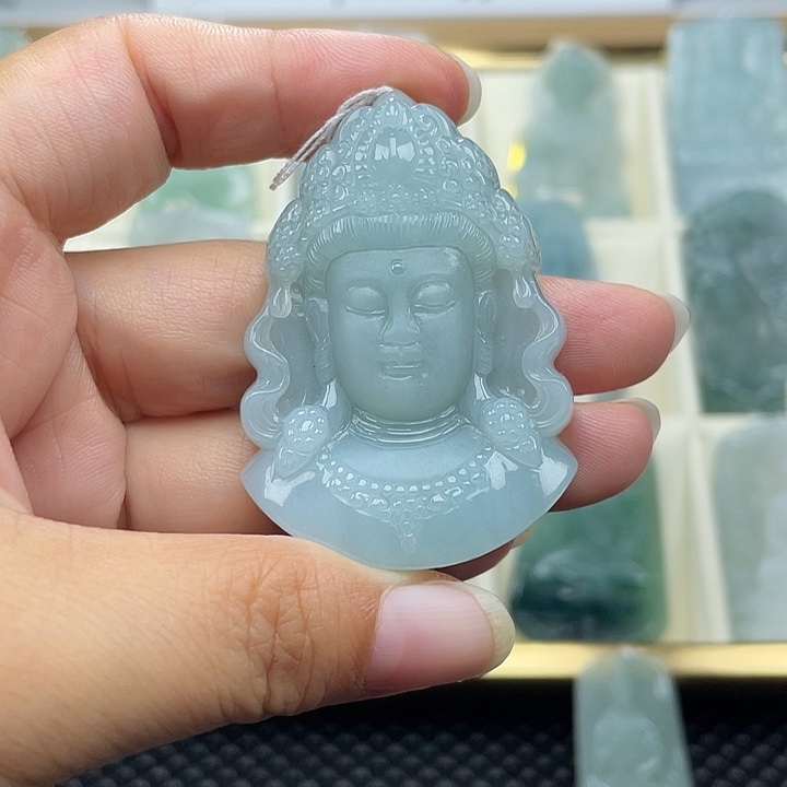 翡翠未镶嵌颈饰出人头地