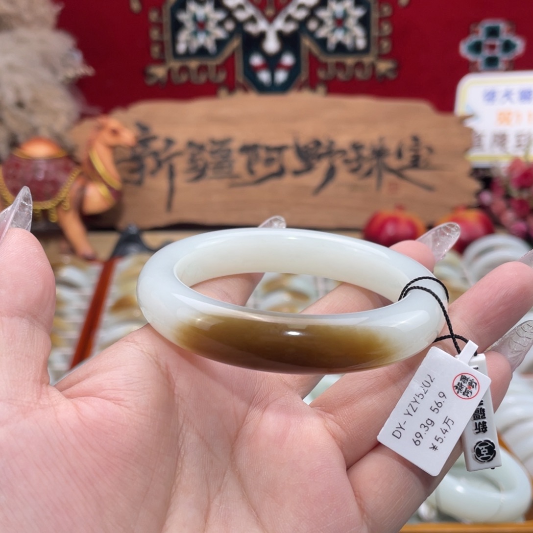 未镶嵌手镯和田玉优雅一口糖和田玉