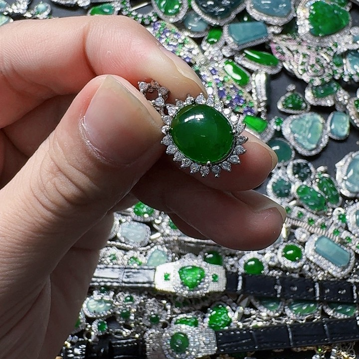 翡翠颈饰未镶嵌天然A货翡翠放漏