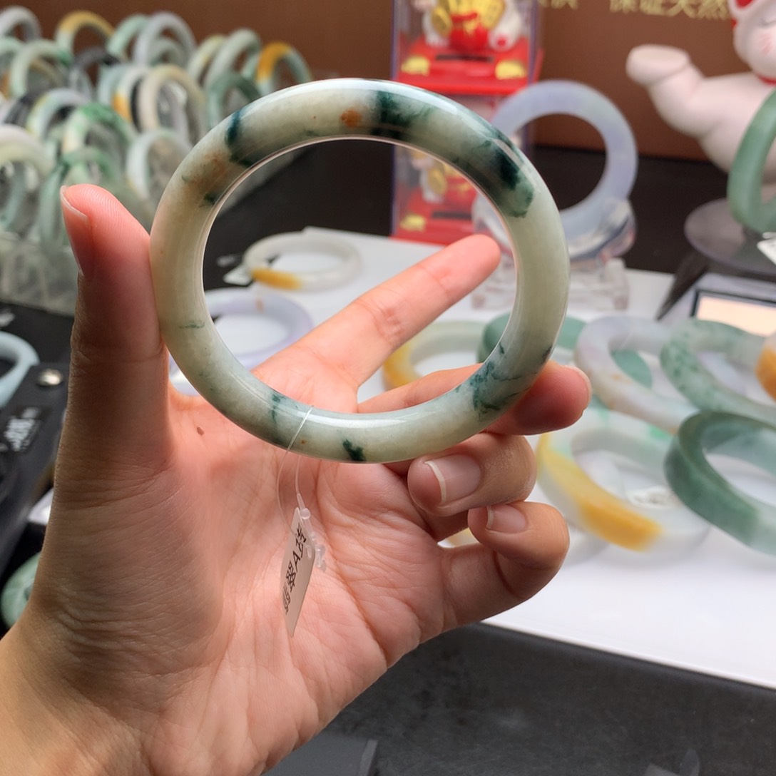 翡翠手镯未镶嵌飘花