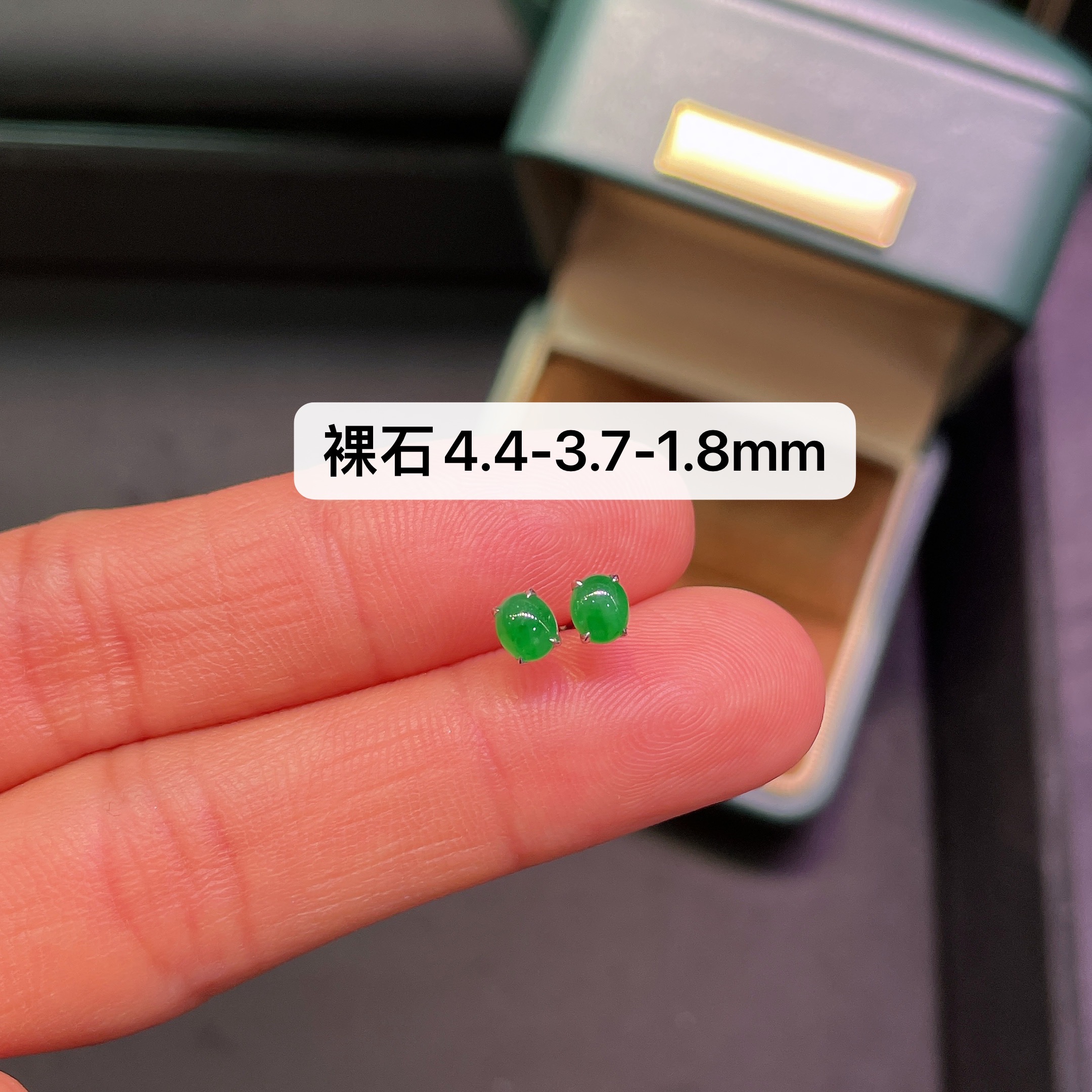 18K镶嵌绿色蛋面耳钉简约大方