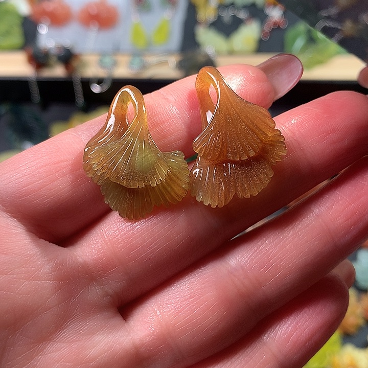 蛇纹石玉未镶嵌耳饰