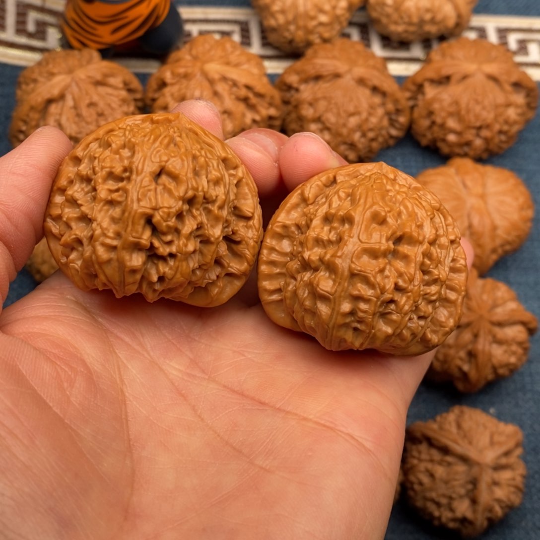 文玩核桃把件42三角白