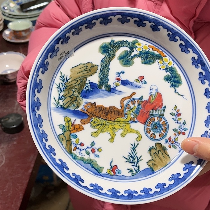 瓷片////////直径19厘米。红。