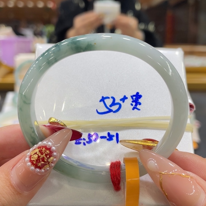 翡翠手镯未镶嵌翡翠