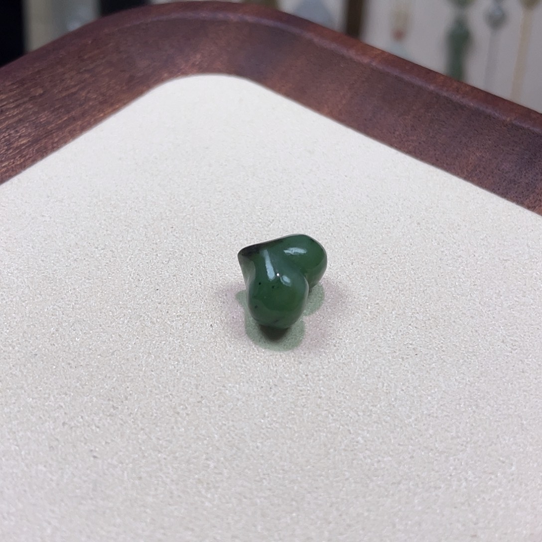 和田玉未镶嵌颈饰碧玉屁桃