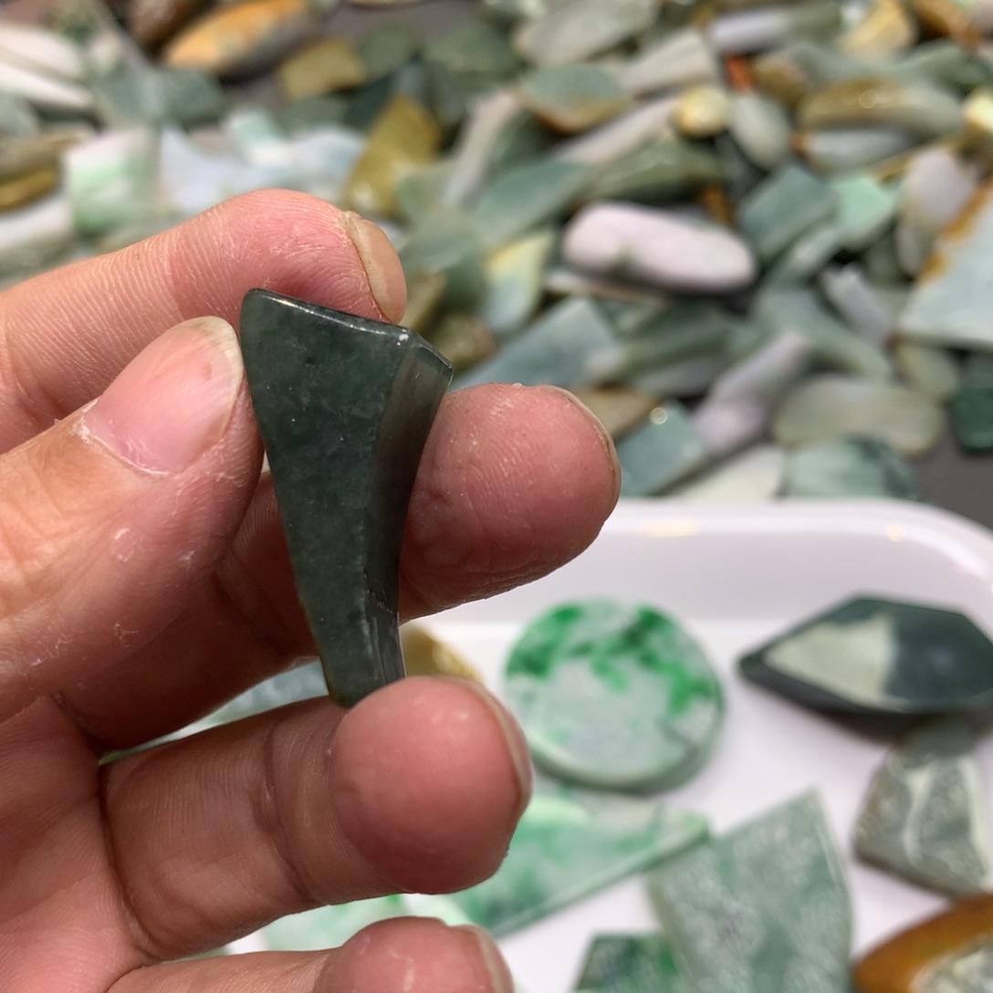 翡翠颈饰未镶嵌翡翠