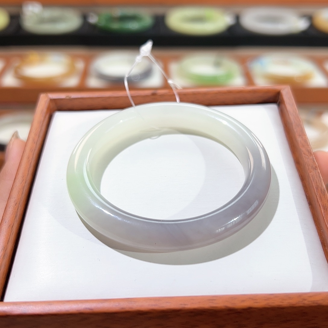 和田玉手镯未镶嵌毛*