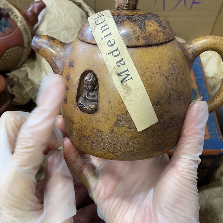 紫砂茶壶原矿泥料手工制作的一把紫砂壶。