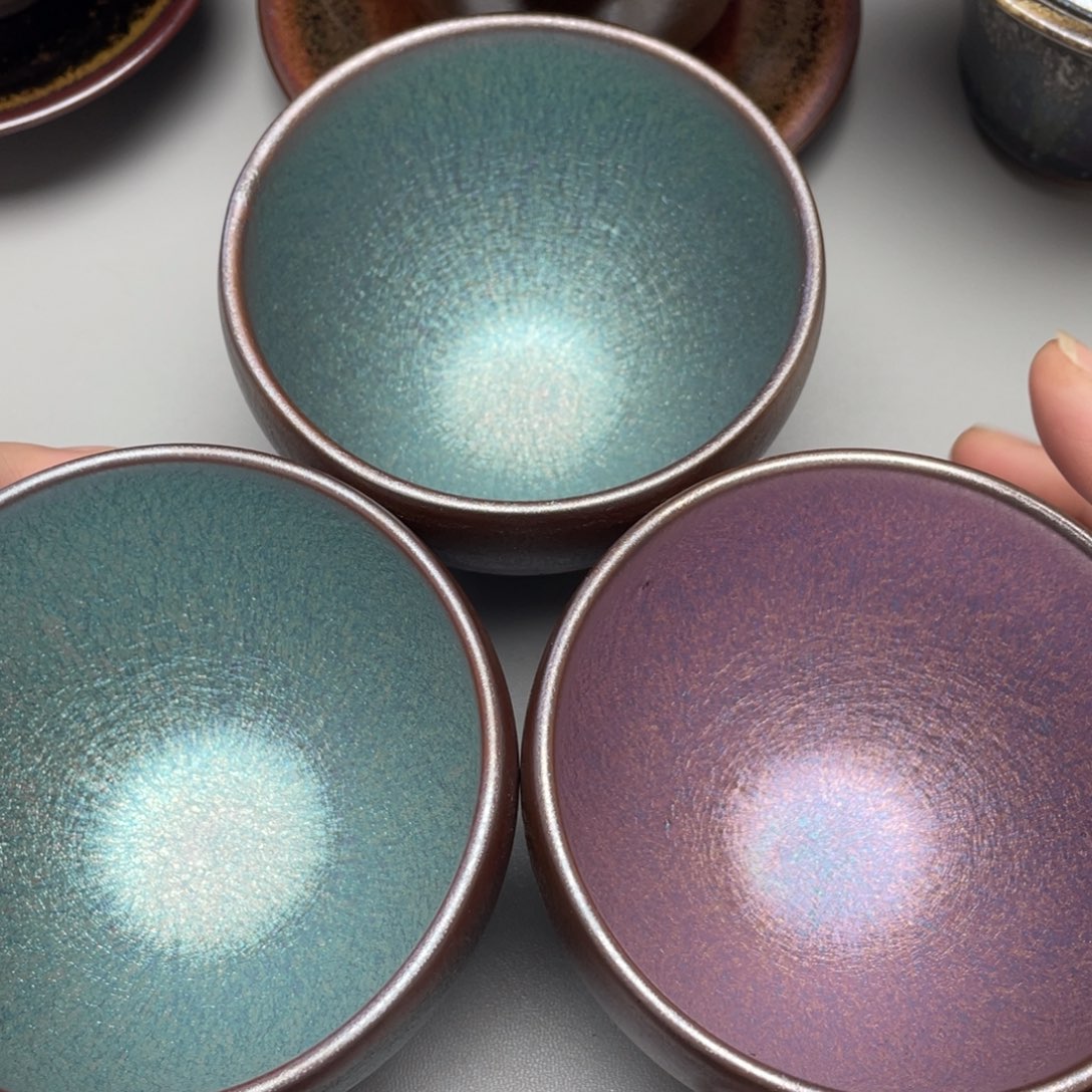 茶盏8微瑕三只。       