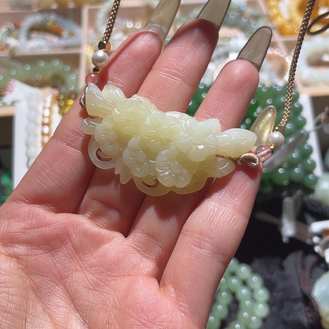 和田玉颈饰未镶嵌梅花国风