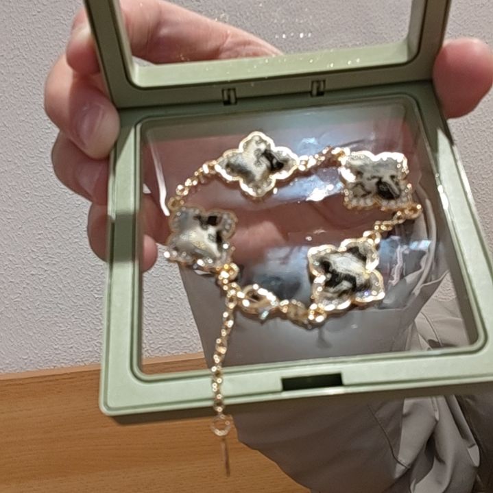 织绣和平小屋助力非遗蜀锦手链