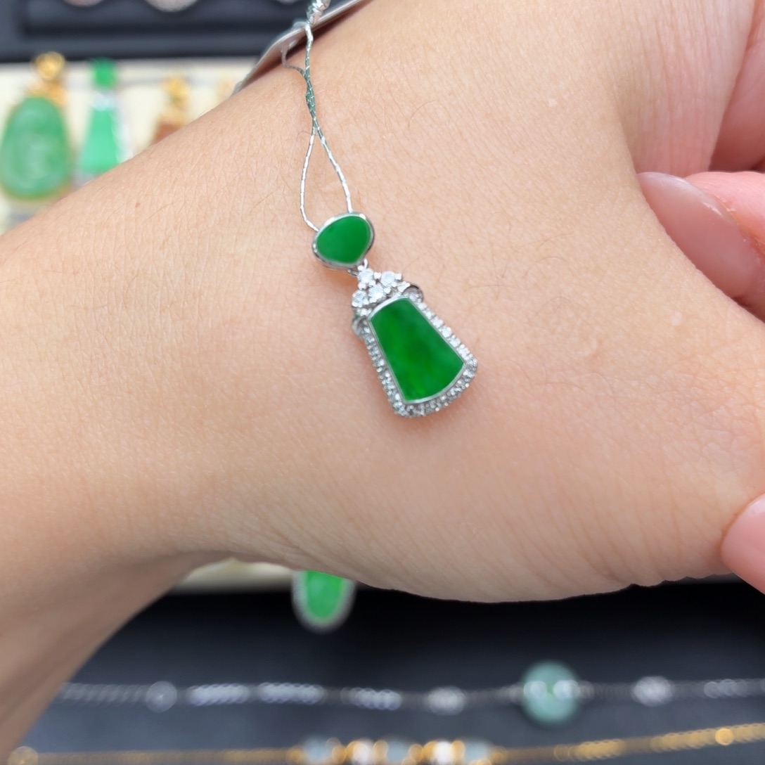 S****翡翠18K金镶嵌颈饰