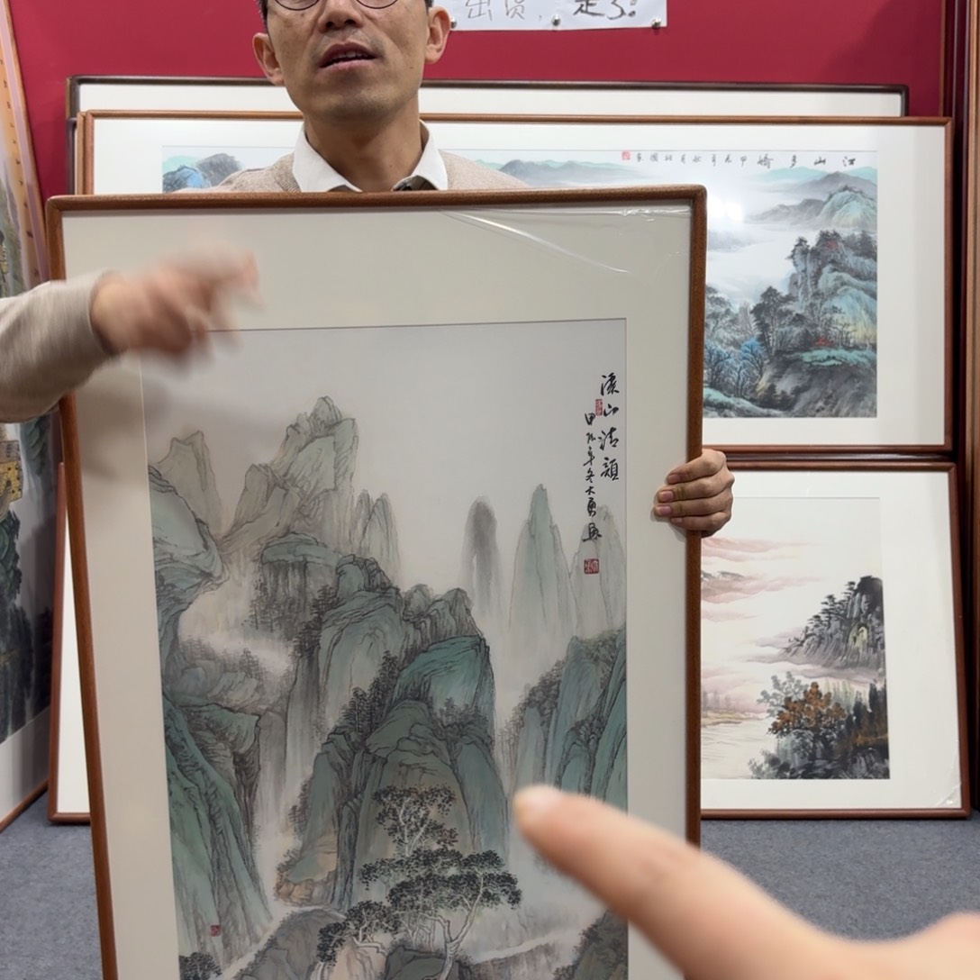 国画明*?带框绘画作品