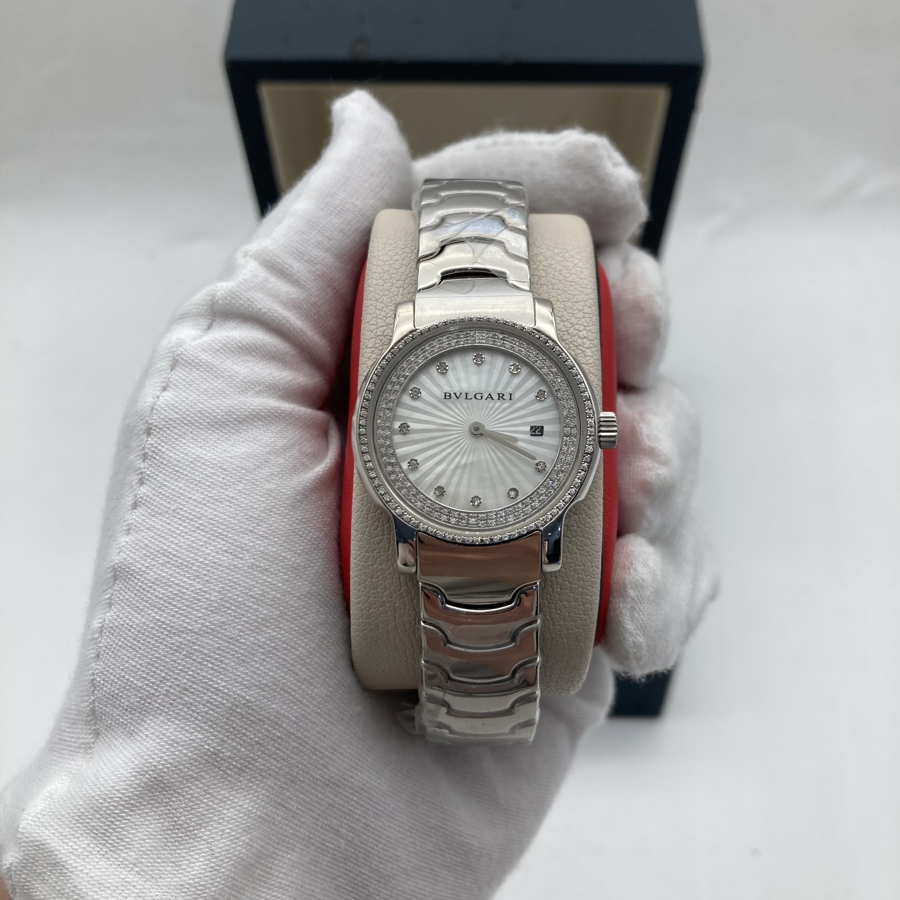 95新 BVLGARI/宝格丽 29mm 宝格丽后镶钻后盘 时尚石英女士腕表