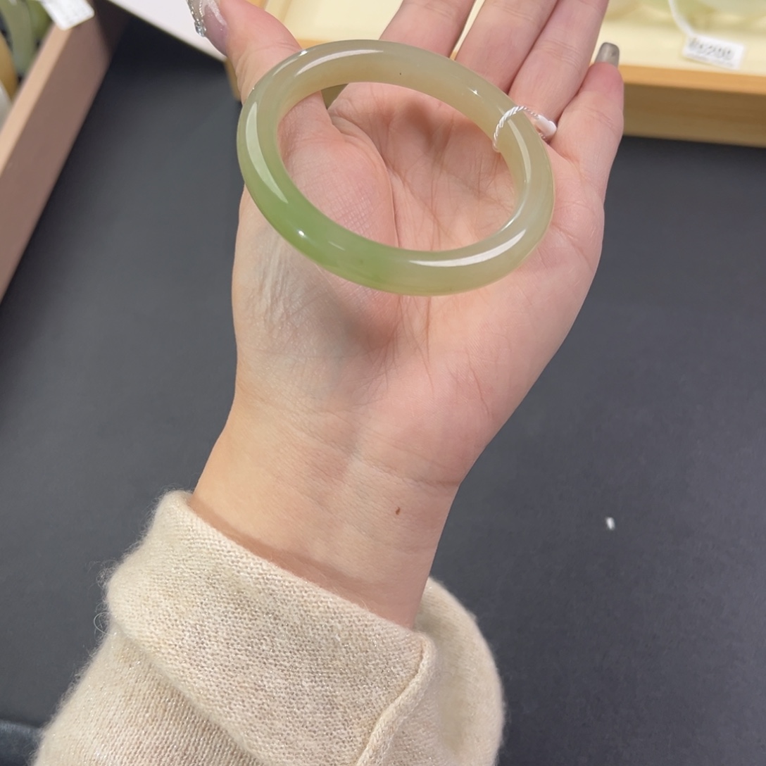 和田玉未镶嵌手镯