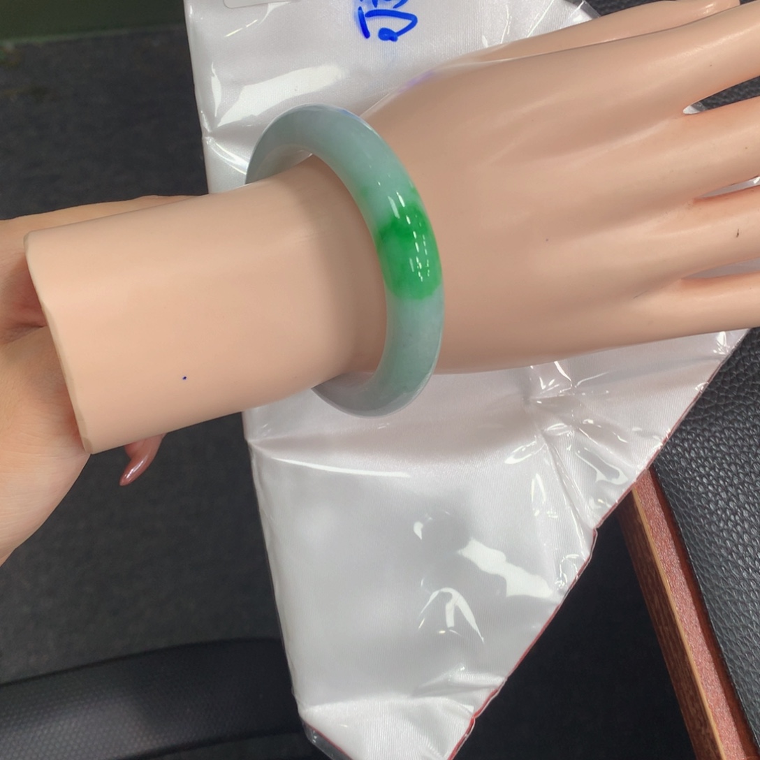 翡翠手镯未镶嵌翡翠