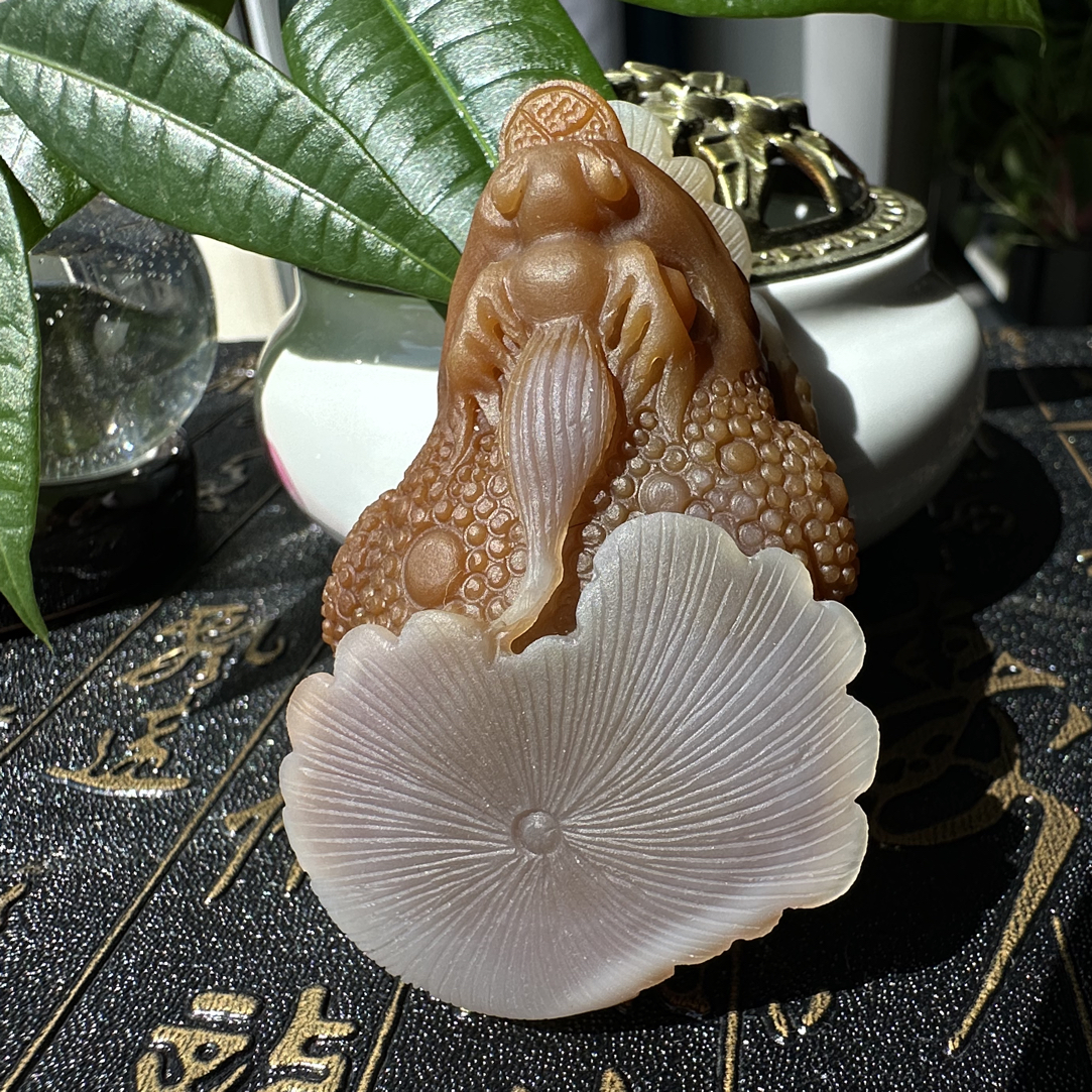 天然玛瑙俏色巧雕三足金蟾把件摆件