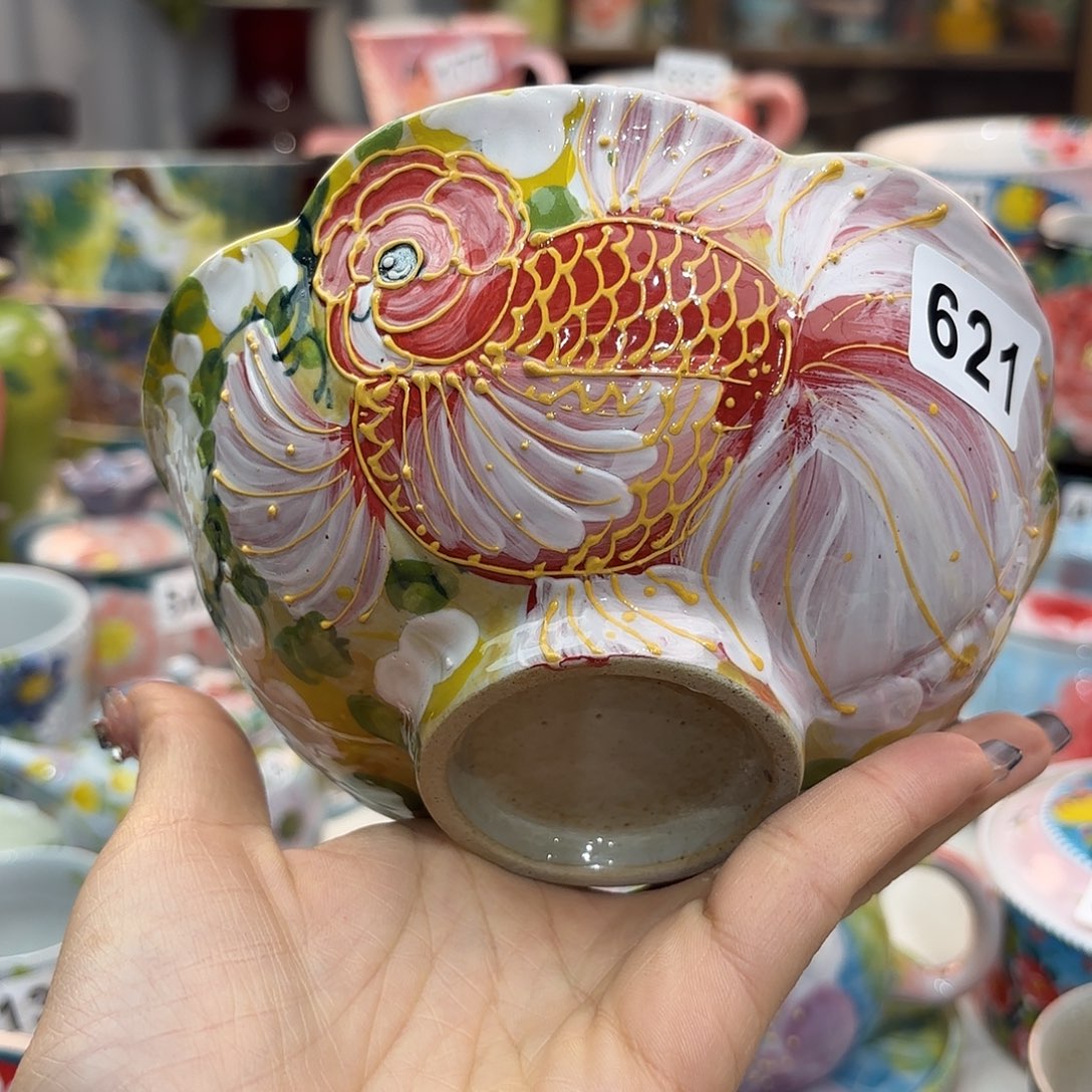 瓷片在这个社会是不允许有人