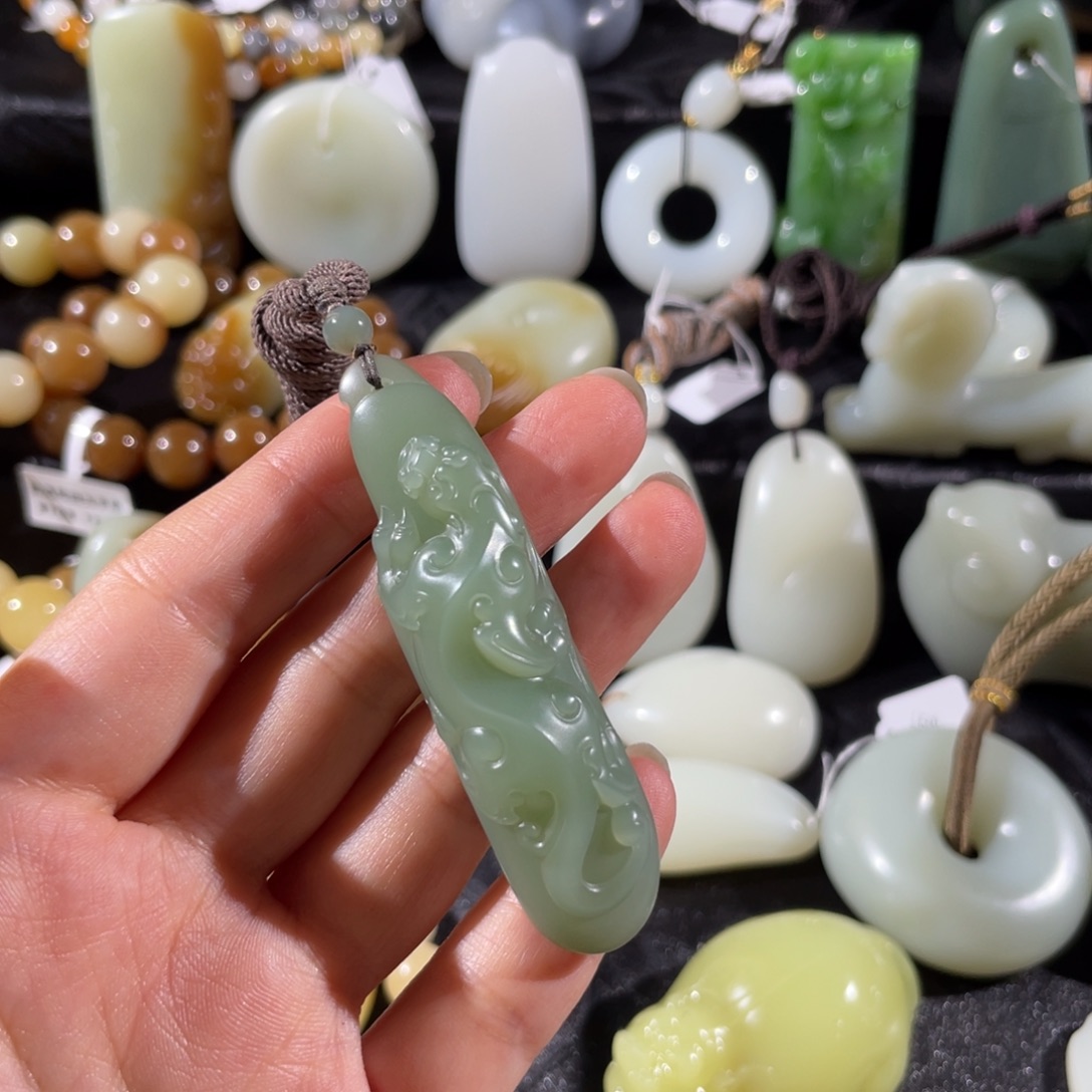 吃***么和田玉未镶嵌颈饰