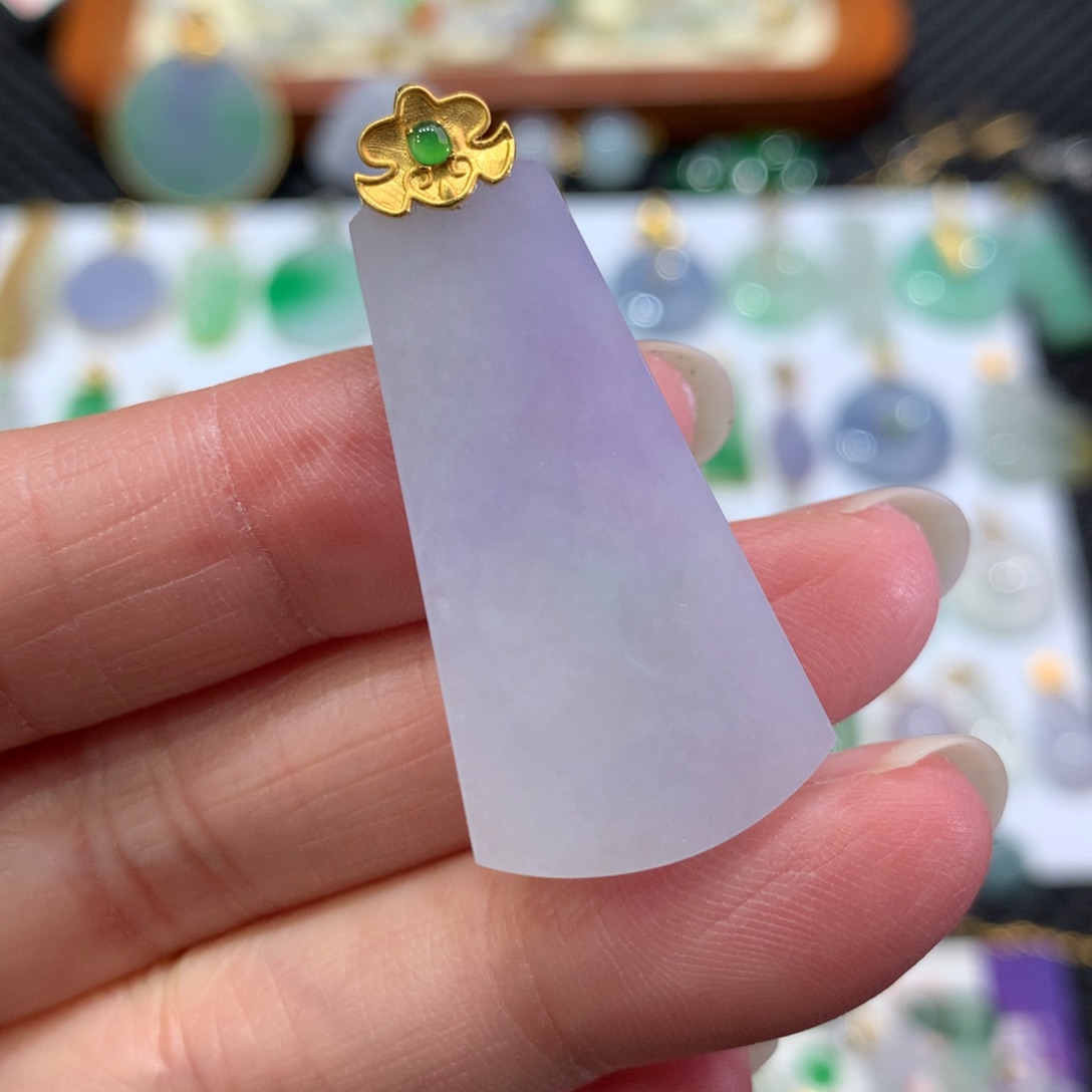 翡翠颈饰18K金镶嵌翡翠吊坠的未镶嵌