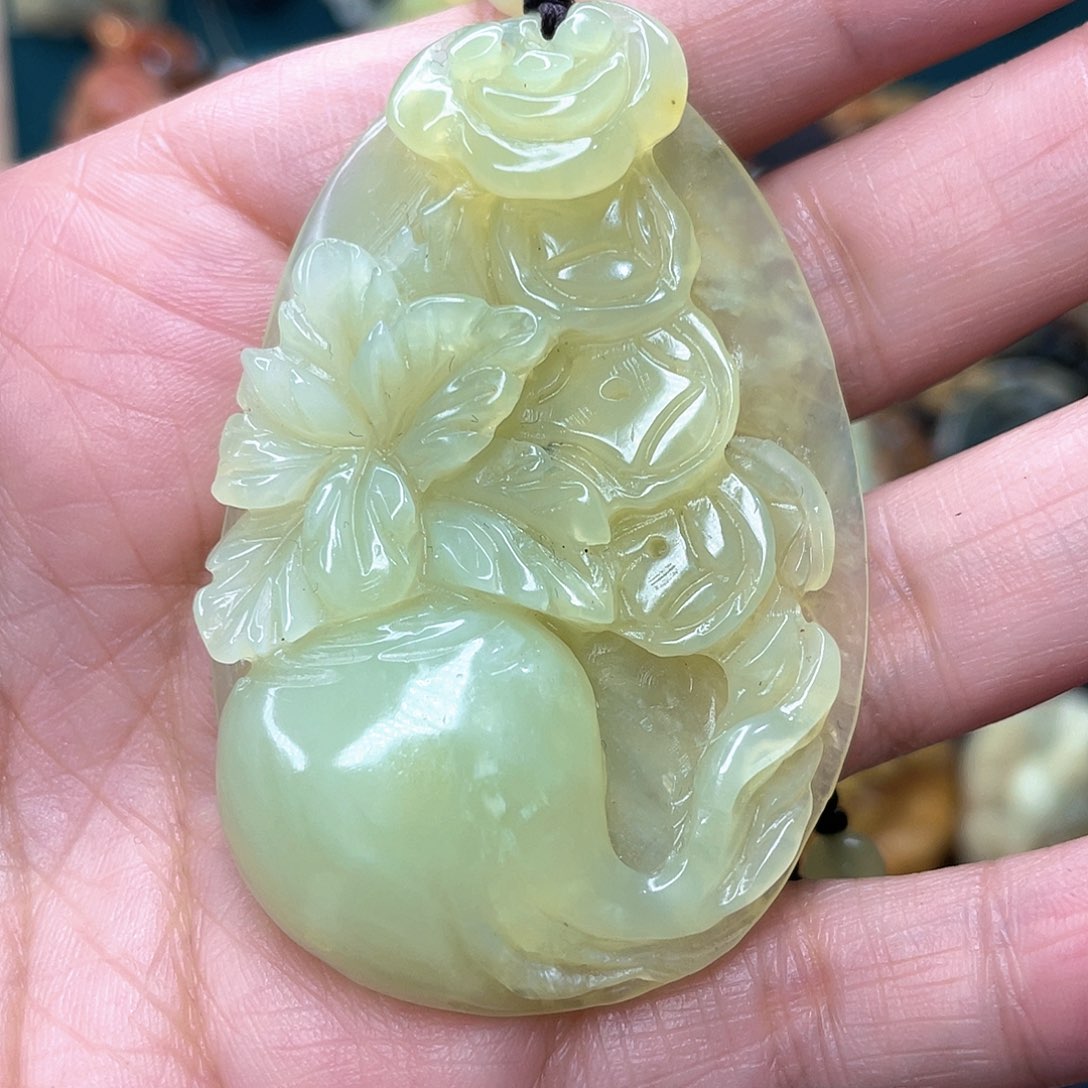 蛇纹石玉颈饰未镶嵌