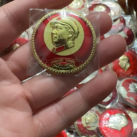 榕***哥其他普通金属圆形红色人物像章