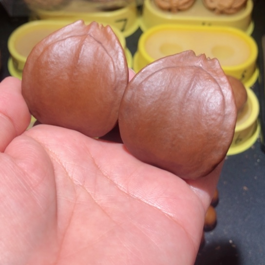 文玩核桃把件白*异型三角橄榄