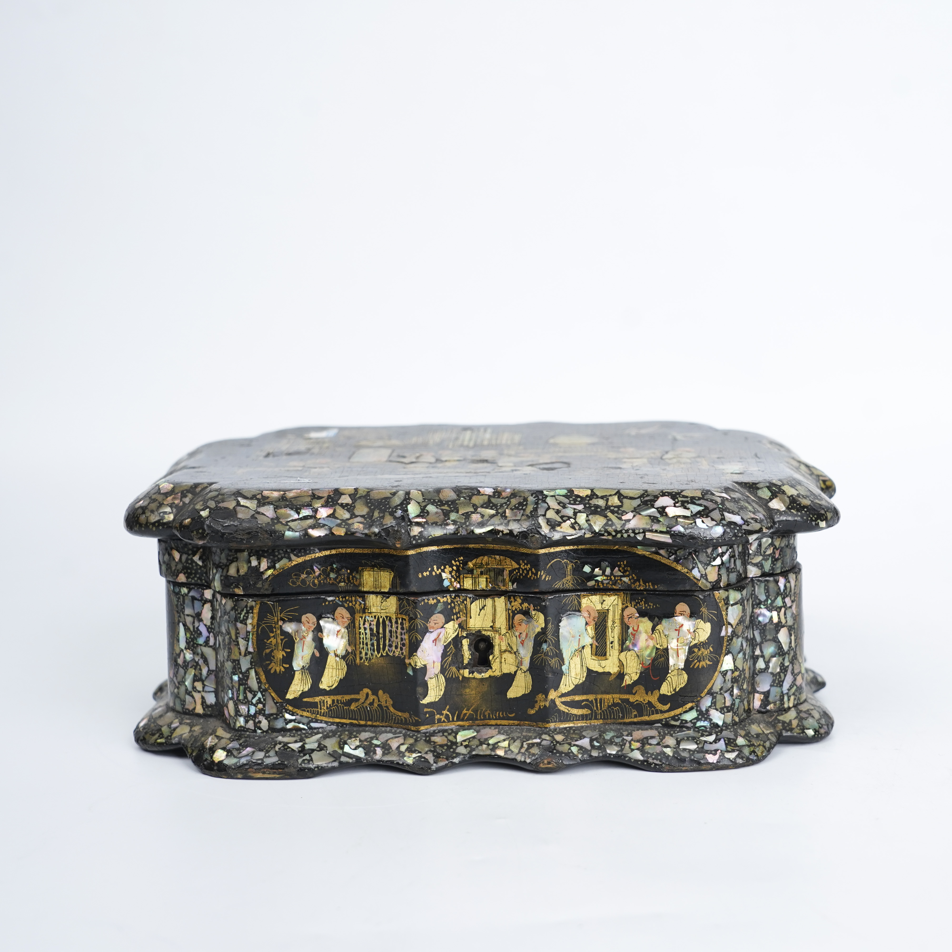 Lot016清代大漆嵌螺钿人物故事纹方盒