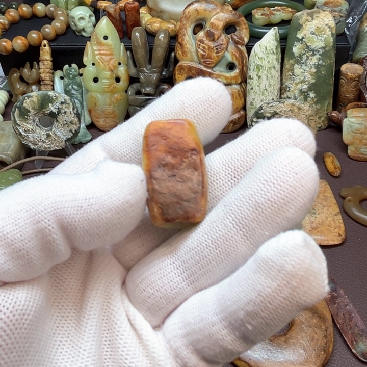 未镶嵌岫岩河磨玉（透闪石质玉）车挂