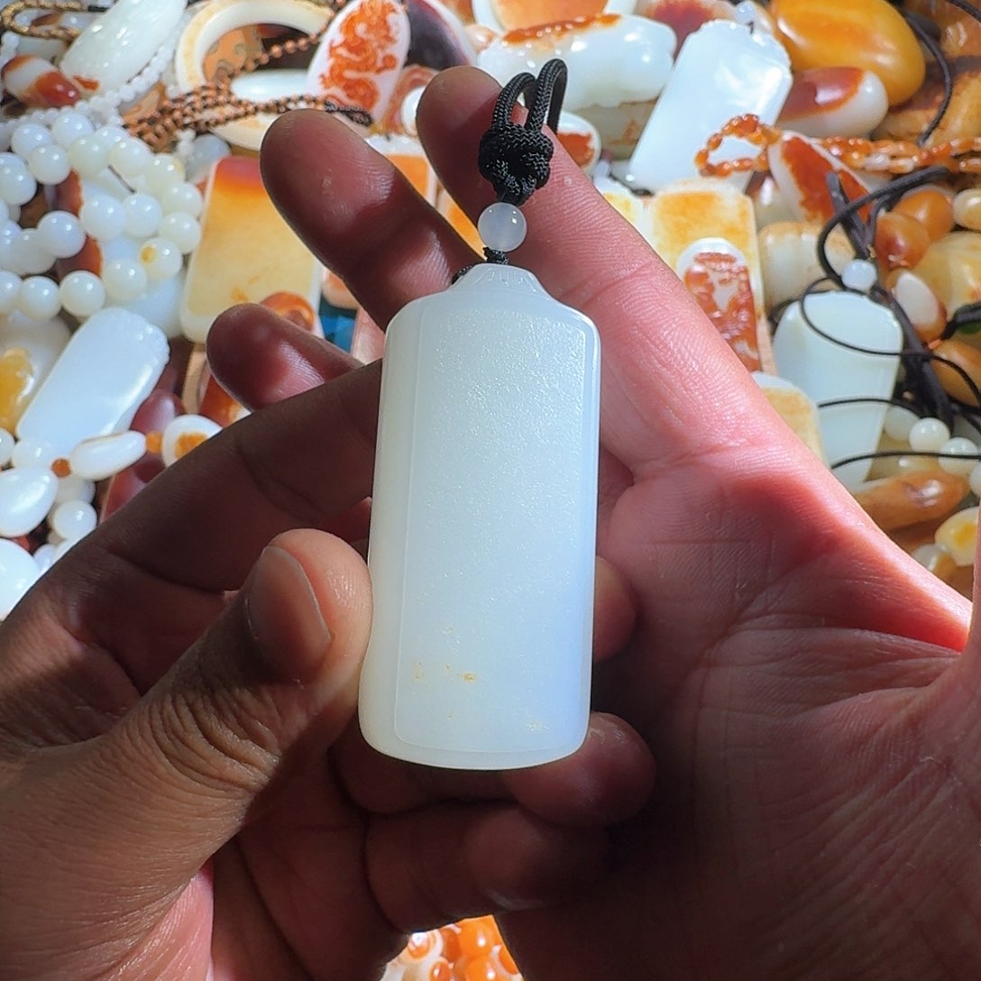 和田玉挂件未镶嵌阿*?