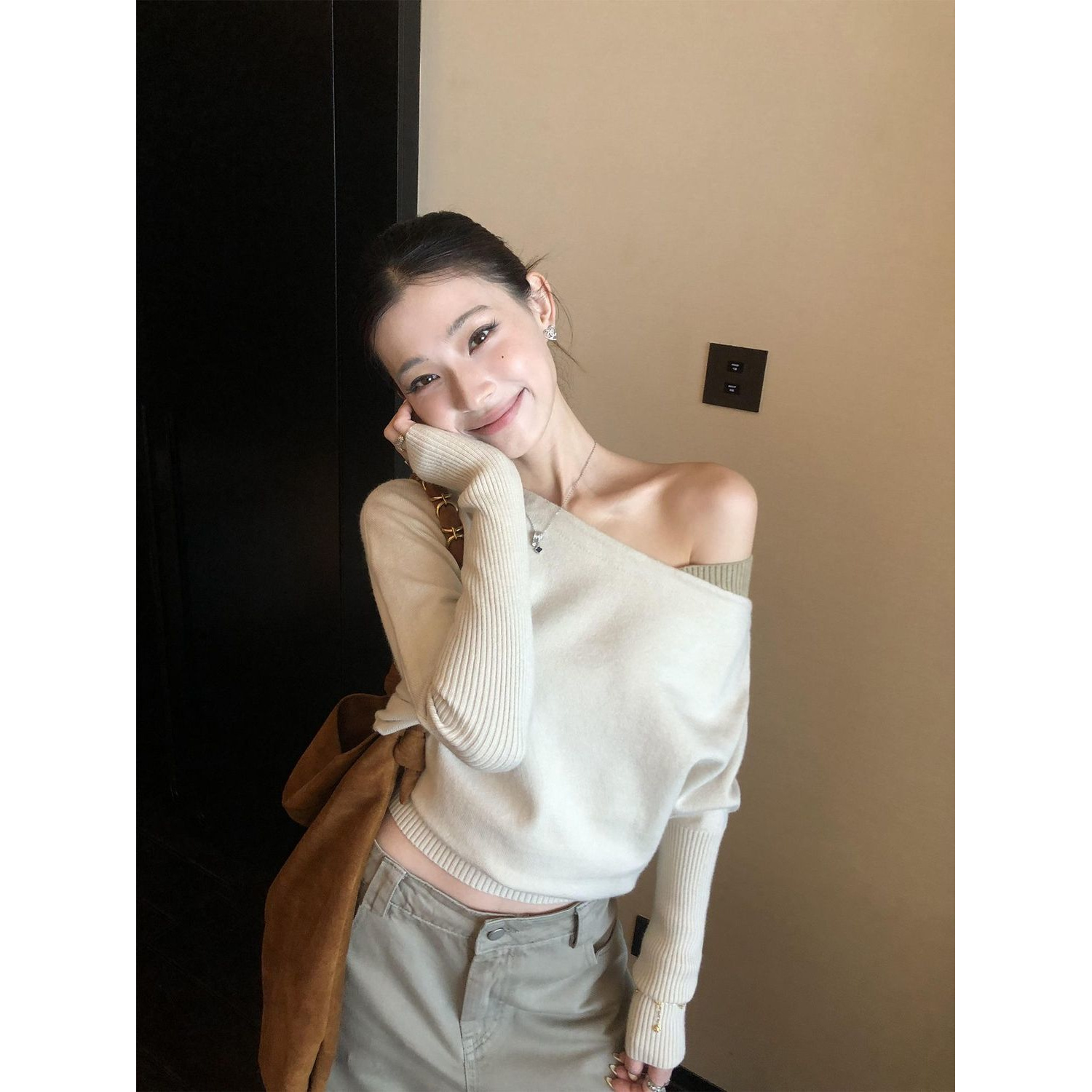 2025年一字领撞色斜肩拼接长袖毛衣针织衫女气质露肩慵懒上衣女装