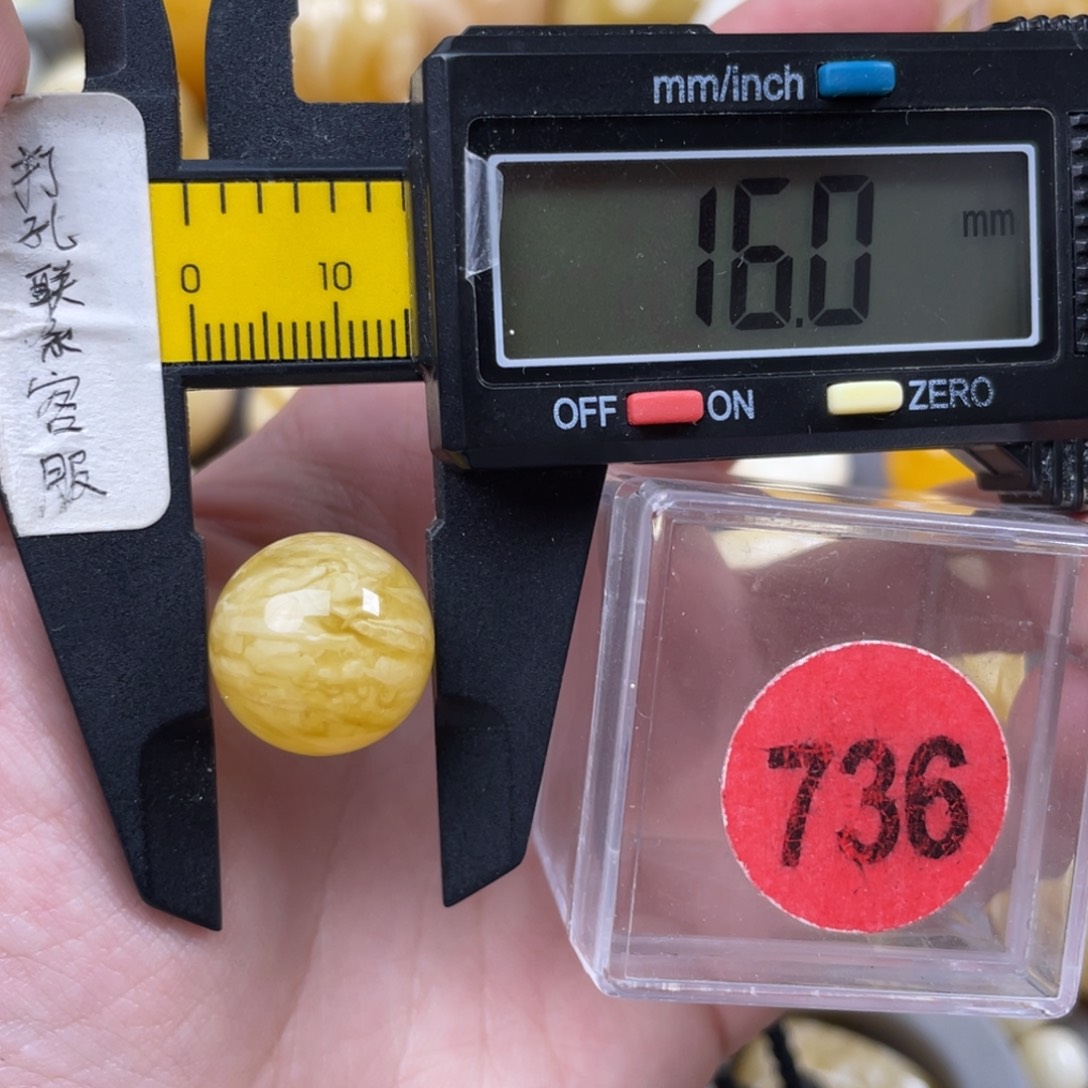 阿***.蜜蜡未镶嵌珠宝奇石