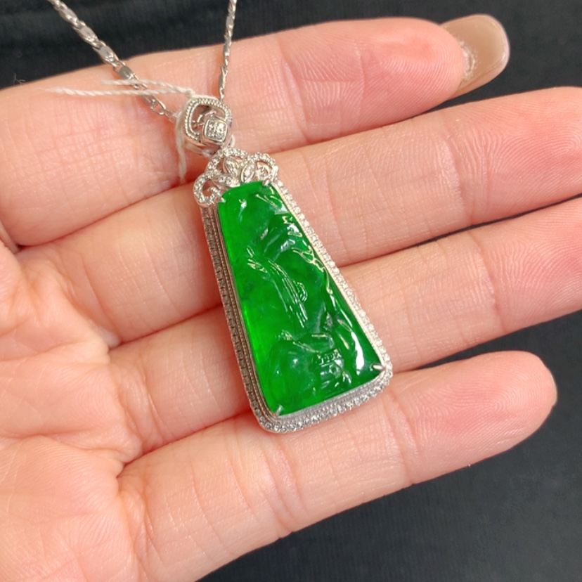 【闪购商品】颈饰18K金镶嵌翡翠山水牌