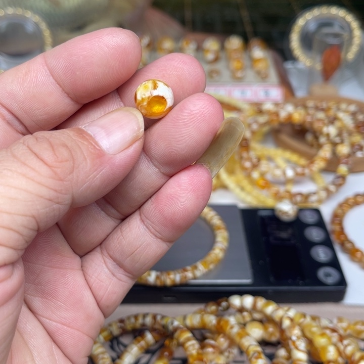 琥珀未镶嵌裸石81号