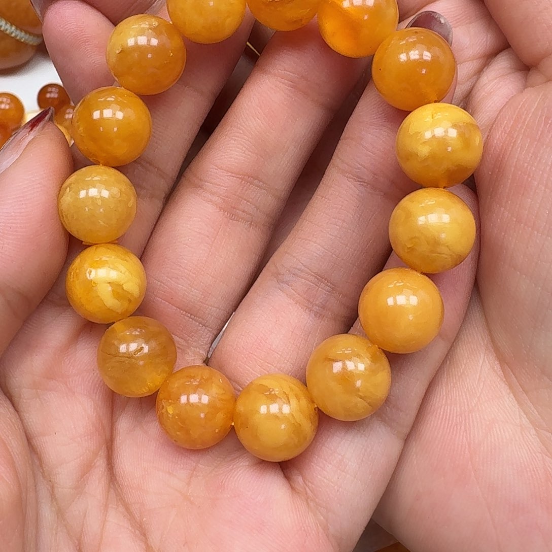 在***方琥珀未镶嵌裸石悠悠