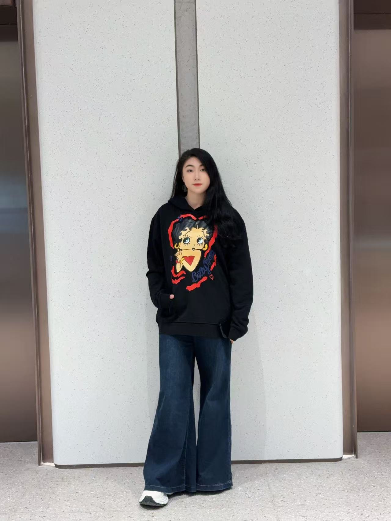 卫衣红色透气开衫款连帽宽松重工印花黑色贝蒂