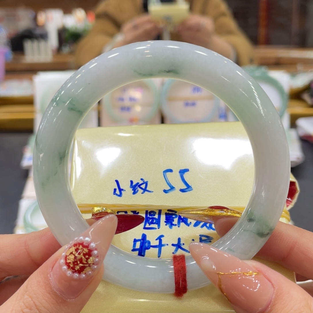 翡翠手镯未镶嵌翡翠