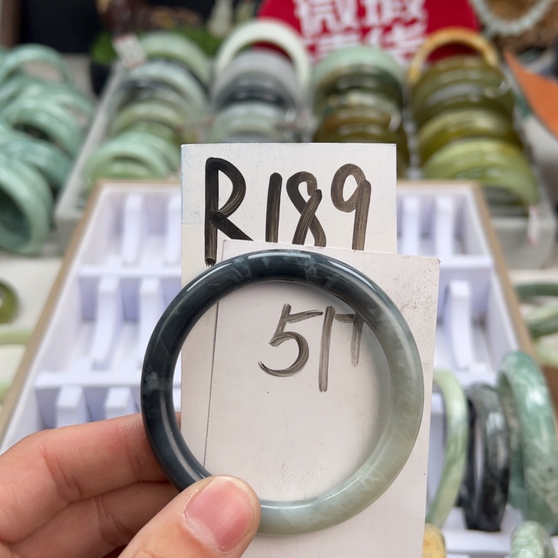 岫玉手镯未镶嵌天然岫玉微瑕，可以正常佩戴