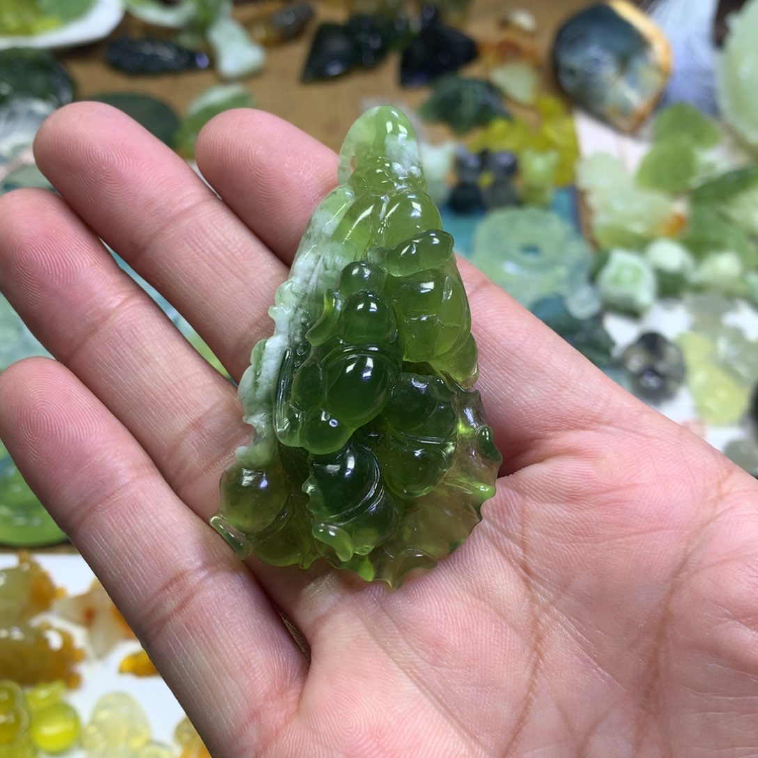 岫玉颈饰未镶嵌白菜
