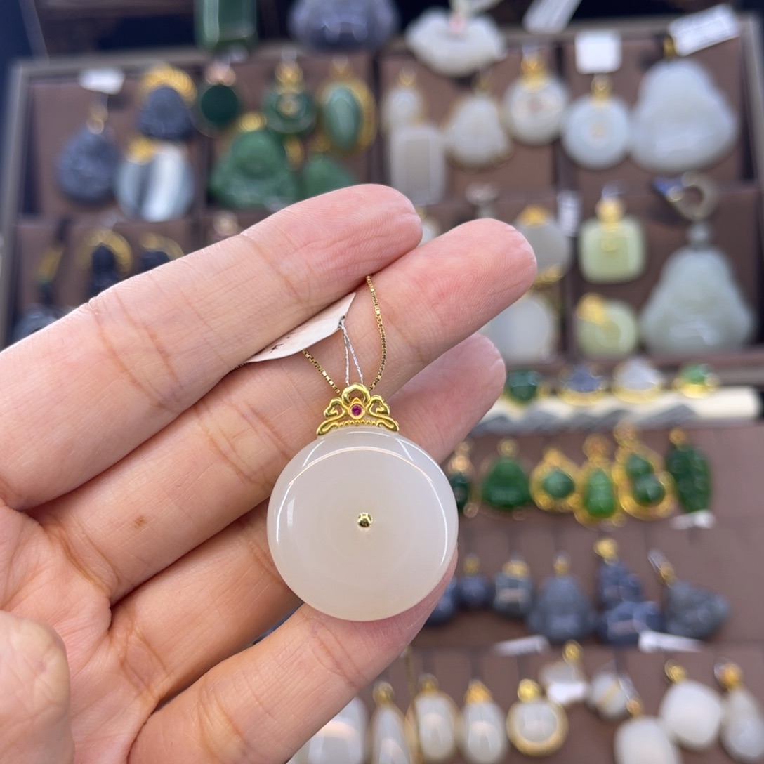 和田玉吊坠18K金镶嵌芸*宝