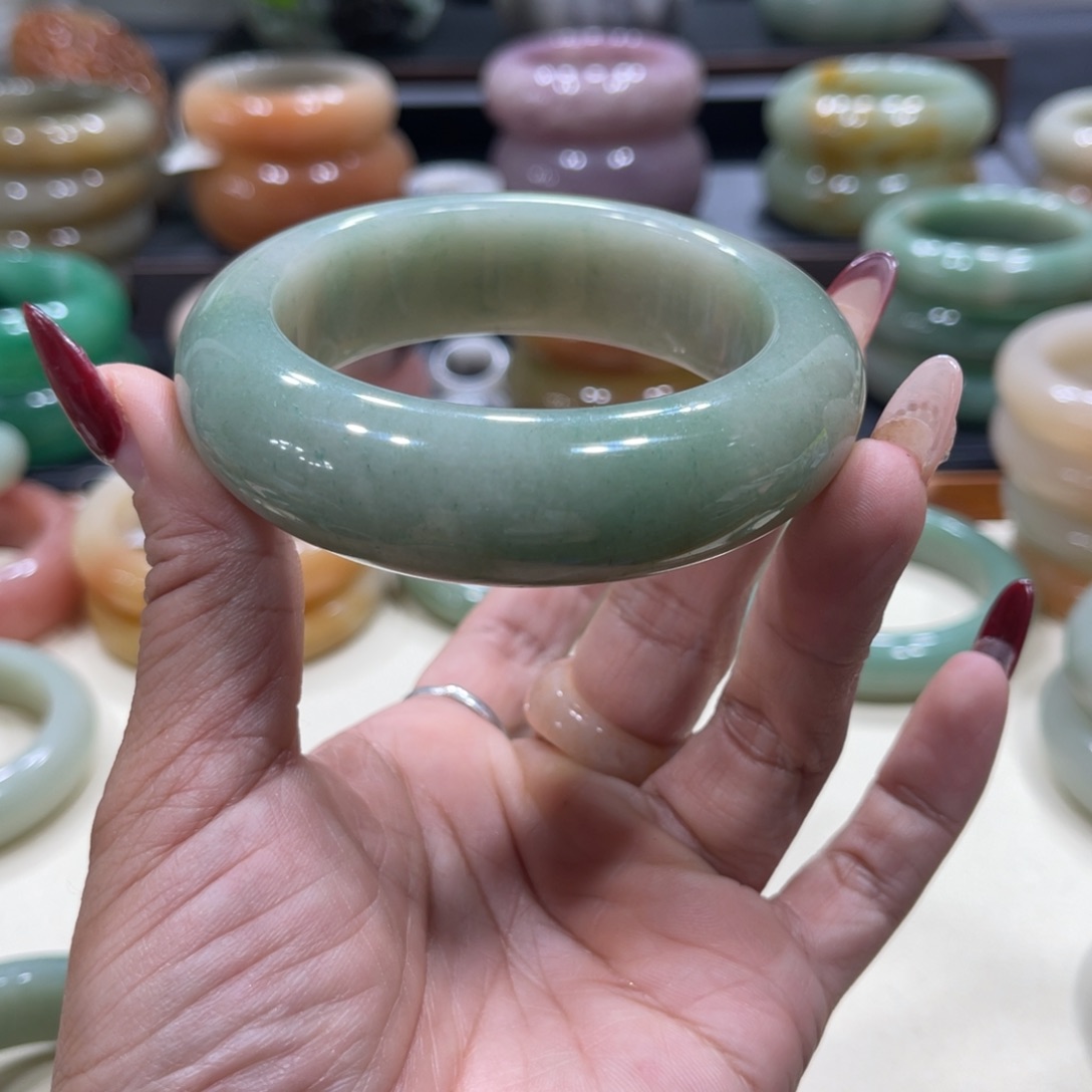 未镶嵌手镯石英岩玉